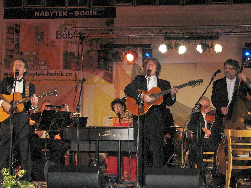 Nezmaři se zlínskou filharmonií, Hluk 26.3.2010
