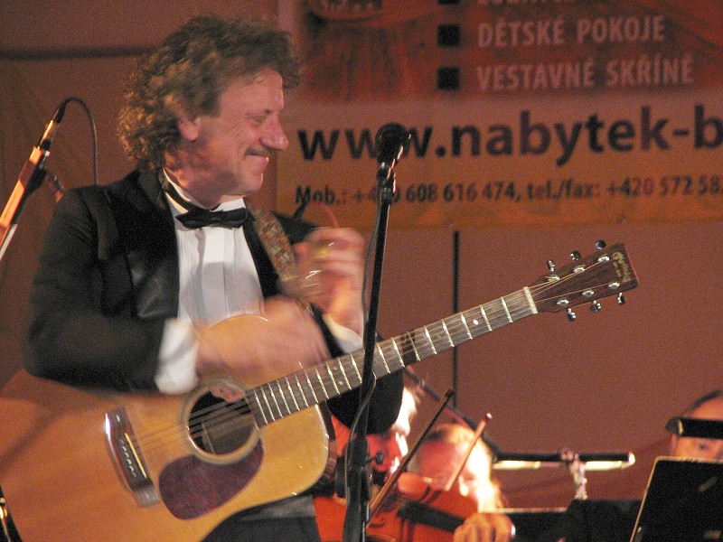 Nezmaři se zlínskou filharmonií, Hluk 26.3.2010