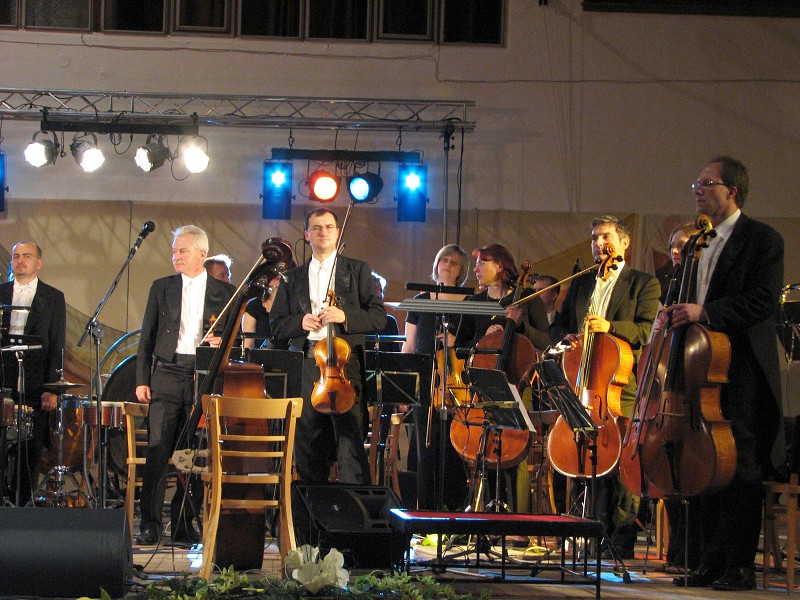 Nezmaři se zlínskou filharmonií, Hluk 26.3.2010