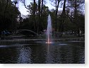 Večerní atmosféru dokresluje osvětlená fontána